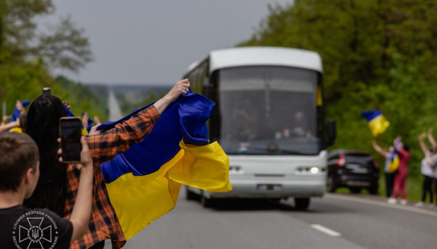 Two Ukrainian defenders released after being captured together Two Ukrainian defenders released after being captured together
