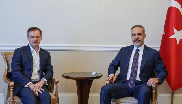 Глава МЗС Туреччини розпочав візит у Росію, перша зустріч - з Мединським
