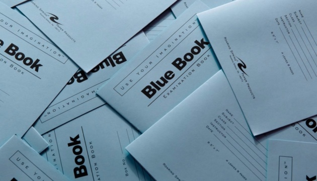 У США вчителі, борючись із ChatGPT, повернулися до використання зошитів - WSJ