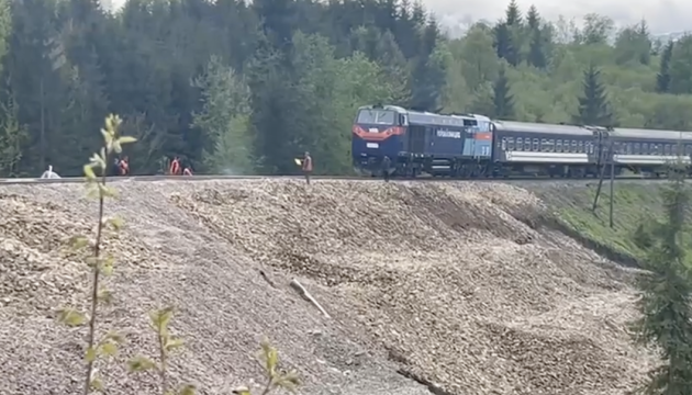 Укрзалізниця поновлює рух поїздів на перегоні у Карпатах, де сталося просідання ґрунту