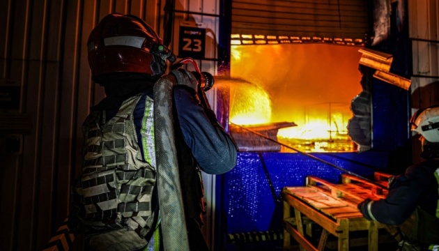 На Харківщині ліквідували масштабну пожежу на підприємстві після атаки дронів На Харківщині ліквідували масштабну пожежу на підприємстві після атаки дронів