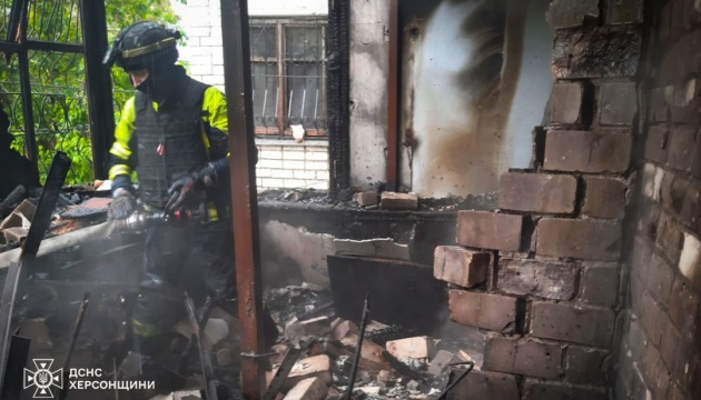 У Херсоні ліквідували пожежу після удару російського дрона по багатоповерхівці У Херсоні ліквідували пожежу після удару російського дрона по багатоповерхівці