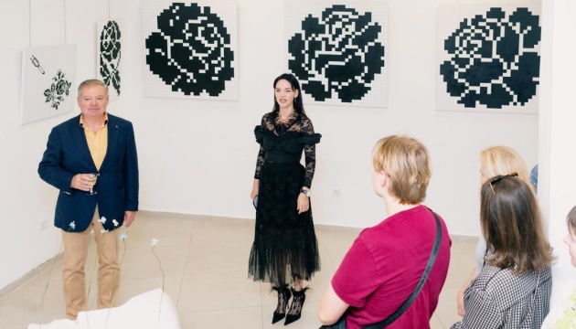 У Тель-Авіві відкрили виставку української художниці «Два кольори»