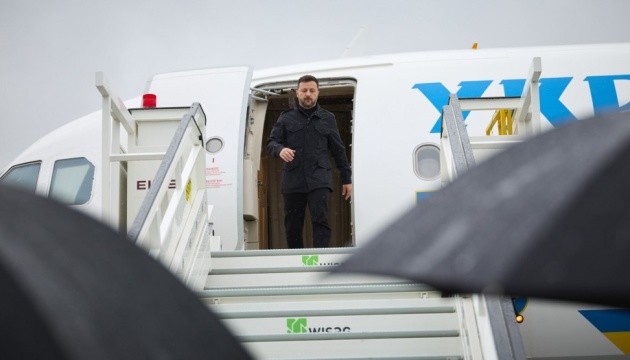 ゼレンシキー宇大統領、英国に到着