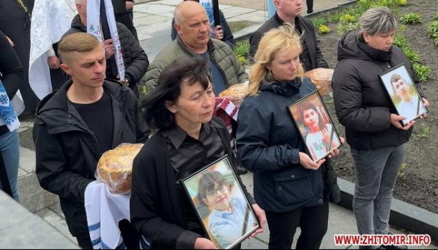 На Житомирщині прощаються з трьома дітьми, які загинули через російський обстріл На Житомирщині прощаються з трьома дітьми, які загинули через російський обстріл