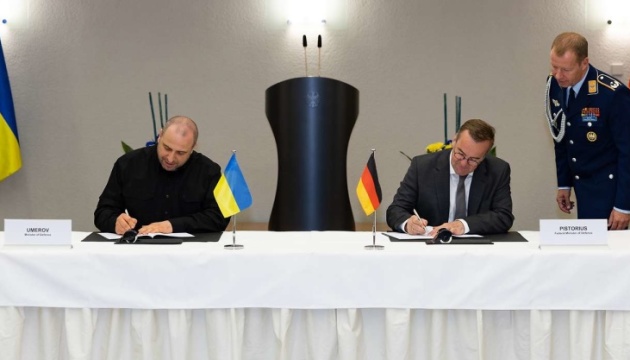 Україна та Німеччина підписали угоду про фінансування української далекобійної зброї Україна та Німеччина підписали угоду про фінансування української далекобійної зброї