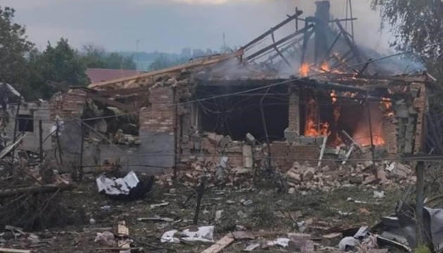 Росіяни скинули дві ФАБ-250 на селище в Донецькій області, поранені троє людей