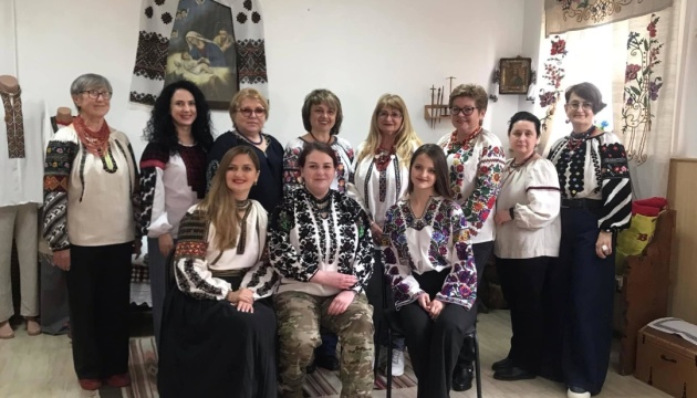 Тернопільські вишивальниці подарували борщівську сорочку захисниці «Азовсталі» Катерині Поліщук