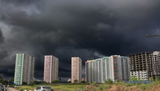 Сьогодні в Україні дощі, грози та шквали, вдень до +33°
