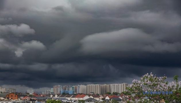 В Україні у суботу очікуються грози та шквали