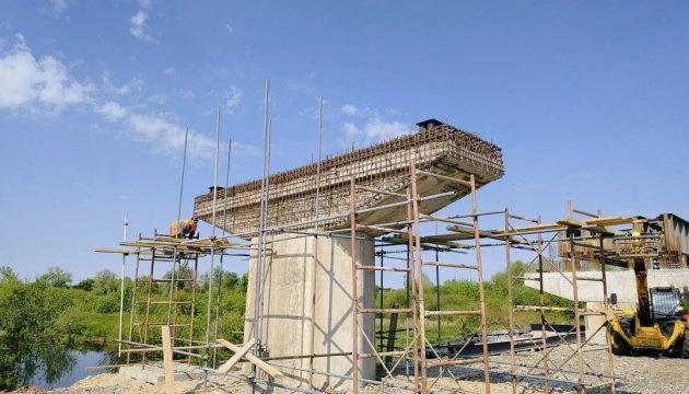 На Київщині капітально ремонтують міст через Тетерів, пошкоджений під час бойових дій у 2022 році