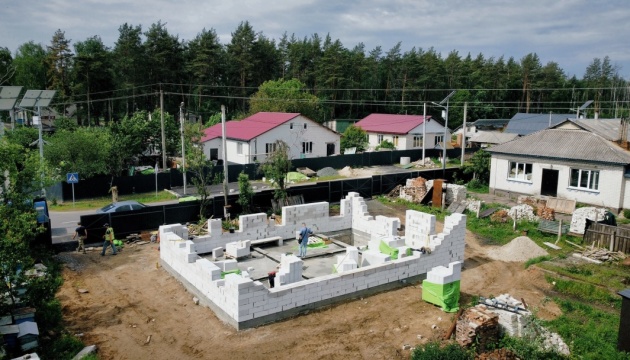 У Ягідному зводять з нуля два приватних будинки замість зруйнованих росіянами