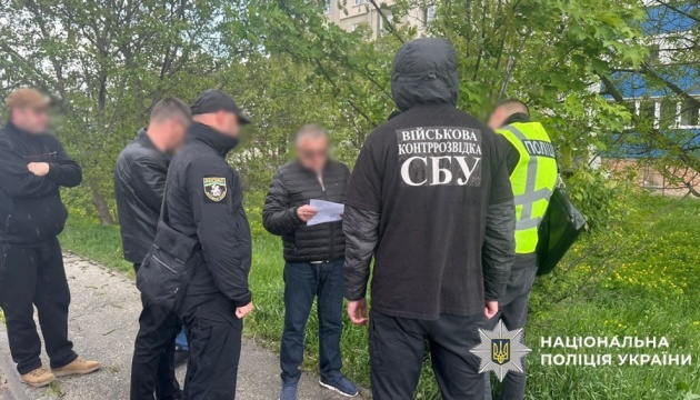 На Хмельниччині група осіб сприяла незаконному виїзду чоловіків за кордон