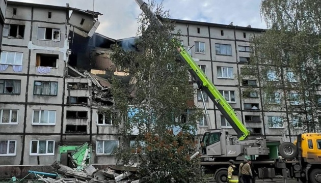 На Донеччині росіяни атакували дроном п’ятиповерхівку - поранена жінка та підліток На Донеччині росіяни атакували дроном п’ятиповерхівку - поранена жінка та підліток