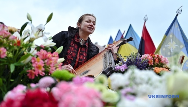 Бандуристка Марина Круть присвятила нагороду «Жінка України» загиблій госпітальєрці Ірині Цибух
