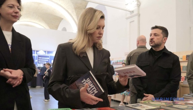 Volodymyr Zelensky a acheté le livre Tuer un tyran à l'Arsenal du livre à Kyiv