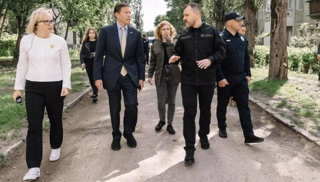 Davis y Blumenthal visitan el lugar del ataque ruso en el distrito Sviatoshynsky de Kyiv Davis y Blumenthal visitan el lugar del ataque ruso en el distrito Sviatoshynsky de Kyiv
