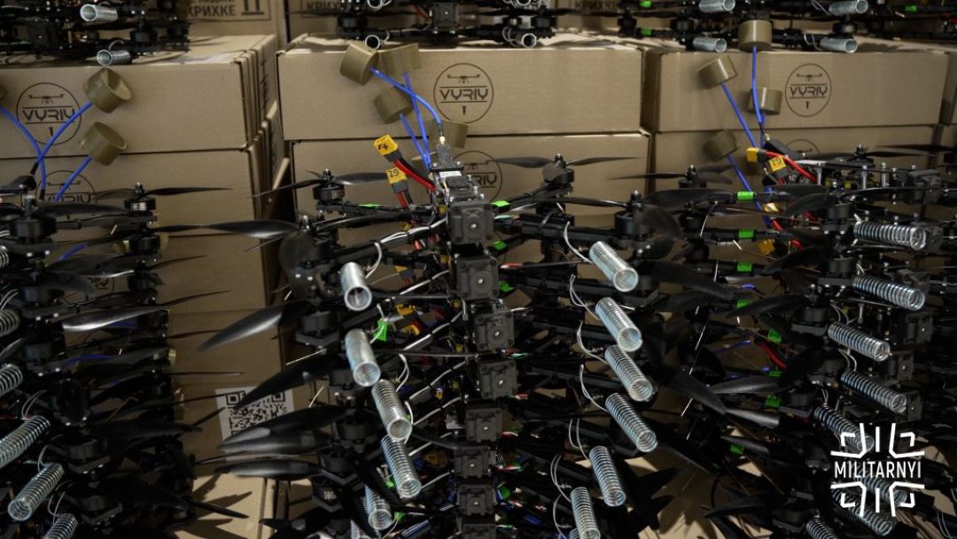 Презентація першої партії  FPV-дронів, зібраних повністю із українських комплектуючих від Vyriy Drone, березень 2025. Фото militarnyi.com 