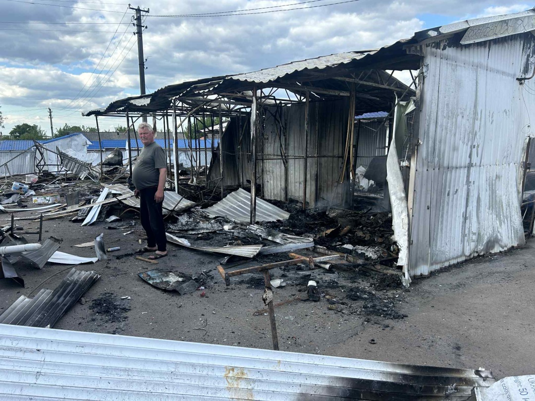 Місцевий підприємець на ринку після російського удару Місцевий підприємець на ринку після російського удару