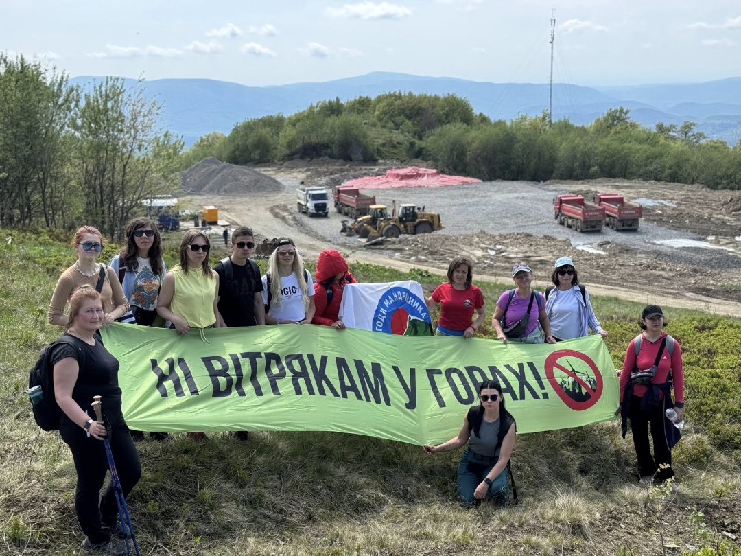 Оксана Ісевич та небайдужі туристи на Руній Оксана Ісевич та небайдужі туристи на Руній