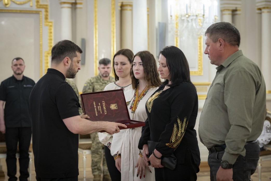 Президент нагородив військових і передав ордени сім'ям загиблих Героїв України