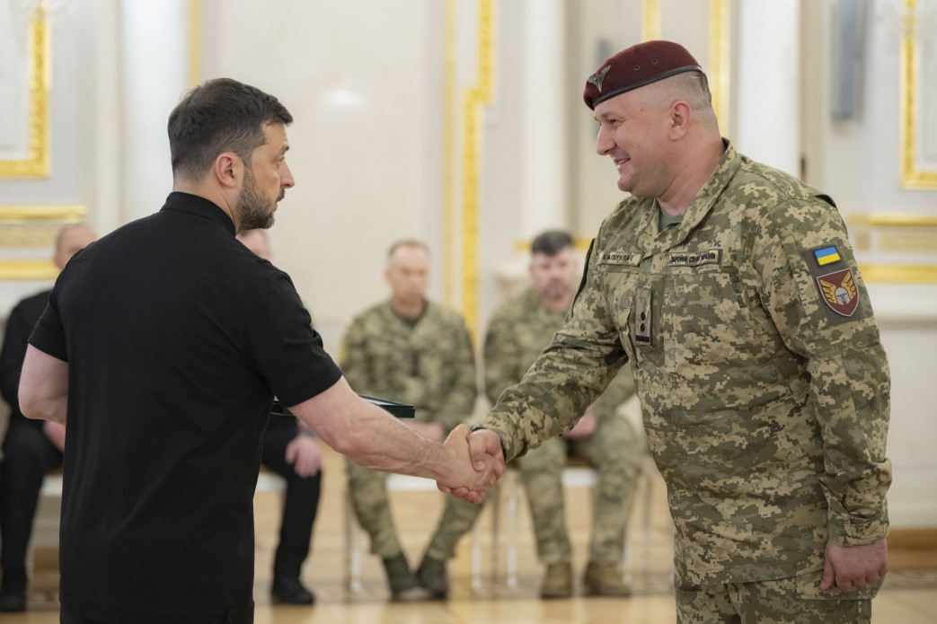 Президент нагородив військових і передав ордени сім'ям загиблих Героїв України