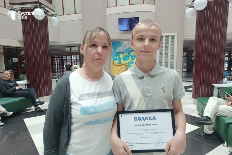Ярослав Савченко з мамою Ольгою Фото: Суспільне новини Ярослав Савченко з мамою Ольгою Фото: Суспільне новини