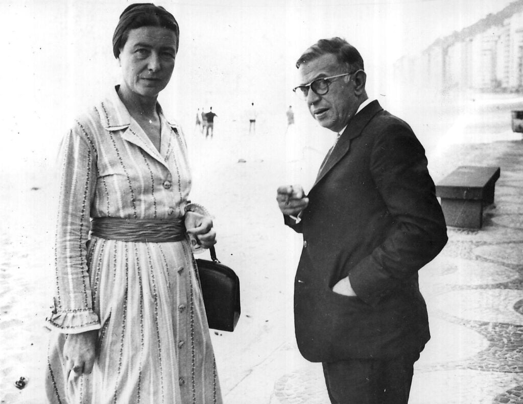 Жан-Поль Сартр і Симона де Бовуар прогулюються по пляжу Копакабани. Ріо. Фото: wikipedia.