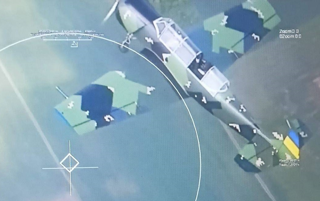 Літак Як-52 українських Повітряних Сил в камері російського розвідувального безпілотника Літак Як-52 українських Повітряних Сил в камері російського розвідувального безпілотника