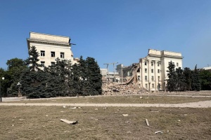Zweiter Angriff am Donnerstag: Russland zerstört Gebäude von staatlicher Administration in Cherson