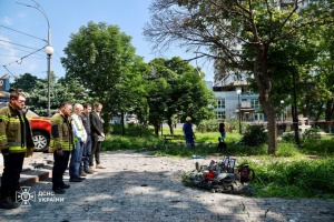 Foreign diplomats visit site in Kyiv where three rescuers were killed