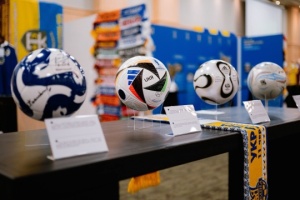 Toronto acoge la exposición internacional “Fútbol ucraniano: El juego continúa”