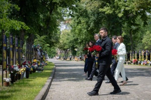 Zelensky, European leaders honor fallen defenders in Odesa