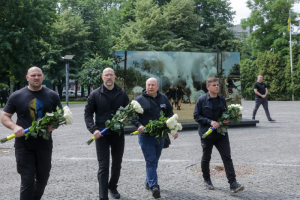 Шмигаль у Дніпрі вшанував пам'ять загиблих героїв, які боролися за свободу України
