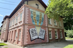 У Калуші встановили банер із цитатами Юрія Іздрика