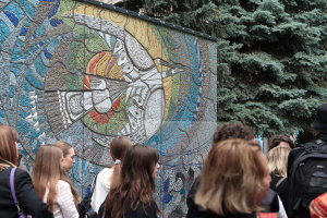 У Києві відтворили мозаїку Алли Горської «Боривітер», яку окупанти пошкодили у Маріуполі