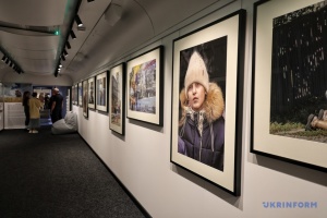 Photos of war: world’s first gallery train debuts in Odesa