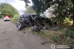 На Одещині п’яний 18-річний водій BMW врізався у дерево: загинув пасажир, ще двоє поранені