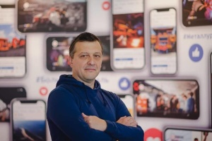 В Україну після полону повернувся журналіст Володимир Чертушкін, який захищав Маріуполь