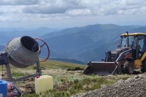 На Свидовці у Карпатах встановлюють щоглу для майбутніх вітряків, екологи закликають створити тут заказник