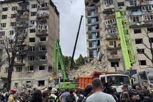 Foreign diplomats visit site of Russian strike in Kyiv