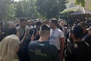 У центрі Чернівців сталася сутичка між вірянами УПЦ МП та ПЦУ, є постраждалі