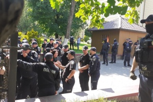 У Чернівцях прихильники УПЦ МП намагалися прорватися до Собору, поліція застосувала сльозогінний газ