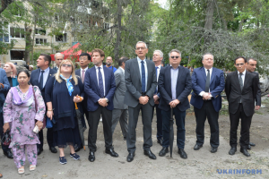 Іноземні дипломати відвідали місце російського удару в Соломʼянському районі Києва