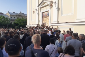 У Чернівцях віряни УПЦ МП зламали ворота і увійшли до Свято-Духівського собору