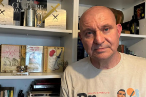 Автор кримінальних романів Майк Крейвен напише книгу про Джеймса Бонда для дітей
