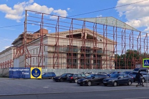 У Маріуполі загарбники монтують підроблені скульптури на драмтеатрі - Центр вивчення окупації