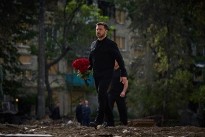 Zelensky conmemora a los fallecidos en el lugar del ataque ruso a un edificio residencial en Kyiv