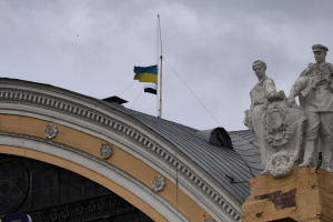На залізничних вокзалах України підняли біло-чорний прапор на підтримку полонених