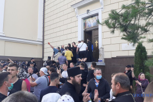 Єпископ ПЦУ прокоментував сутички довкола Свято-Духівського собору у Чернівцях
